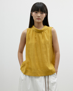 A Sleeveless Stand-up Collar Vest with A Design Sense