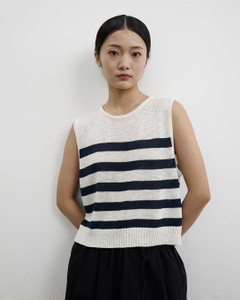 A Stylish Color-matching Striped Vest