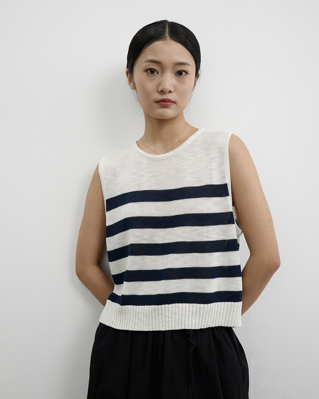 A Stylish Color-matching Striped Vest