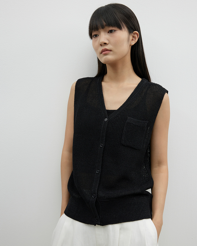 A V-neck Pocket Vest Made of Paper Yarn