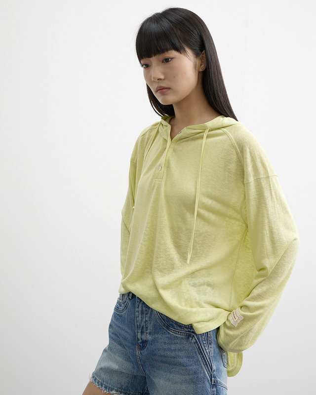 A Simple Hooded Sweatshirt with A Relaxed Feel